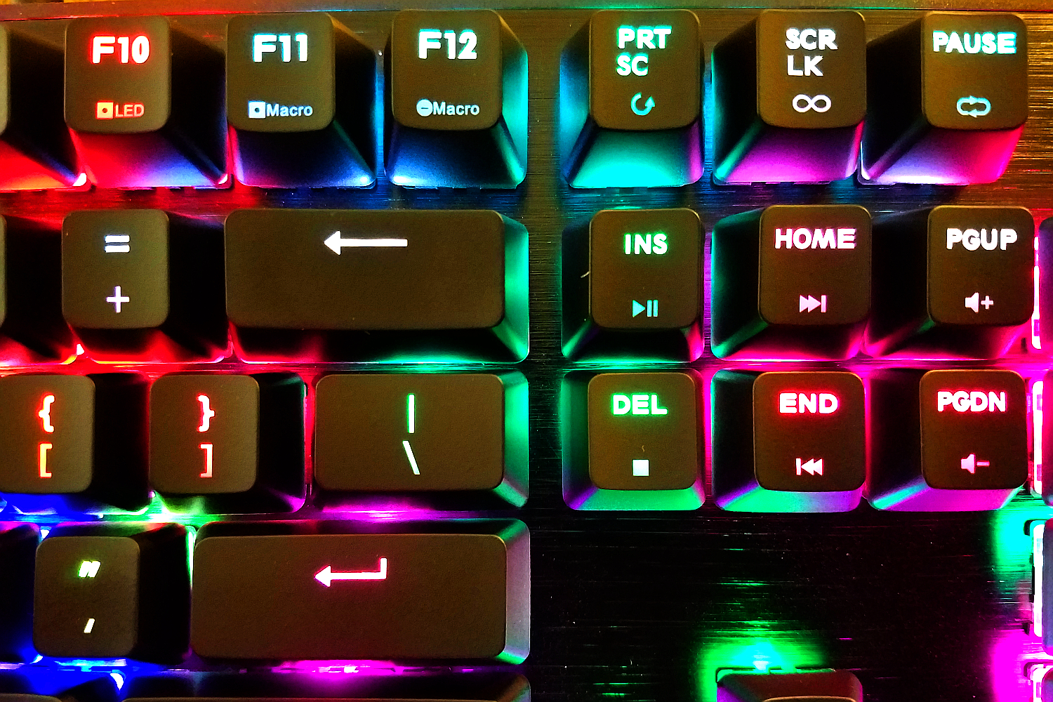 cooler master mechanical keyboard shines like christmas ck552