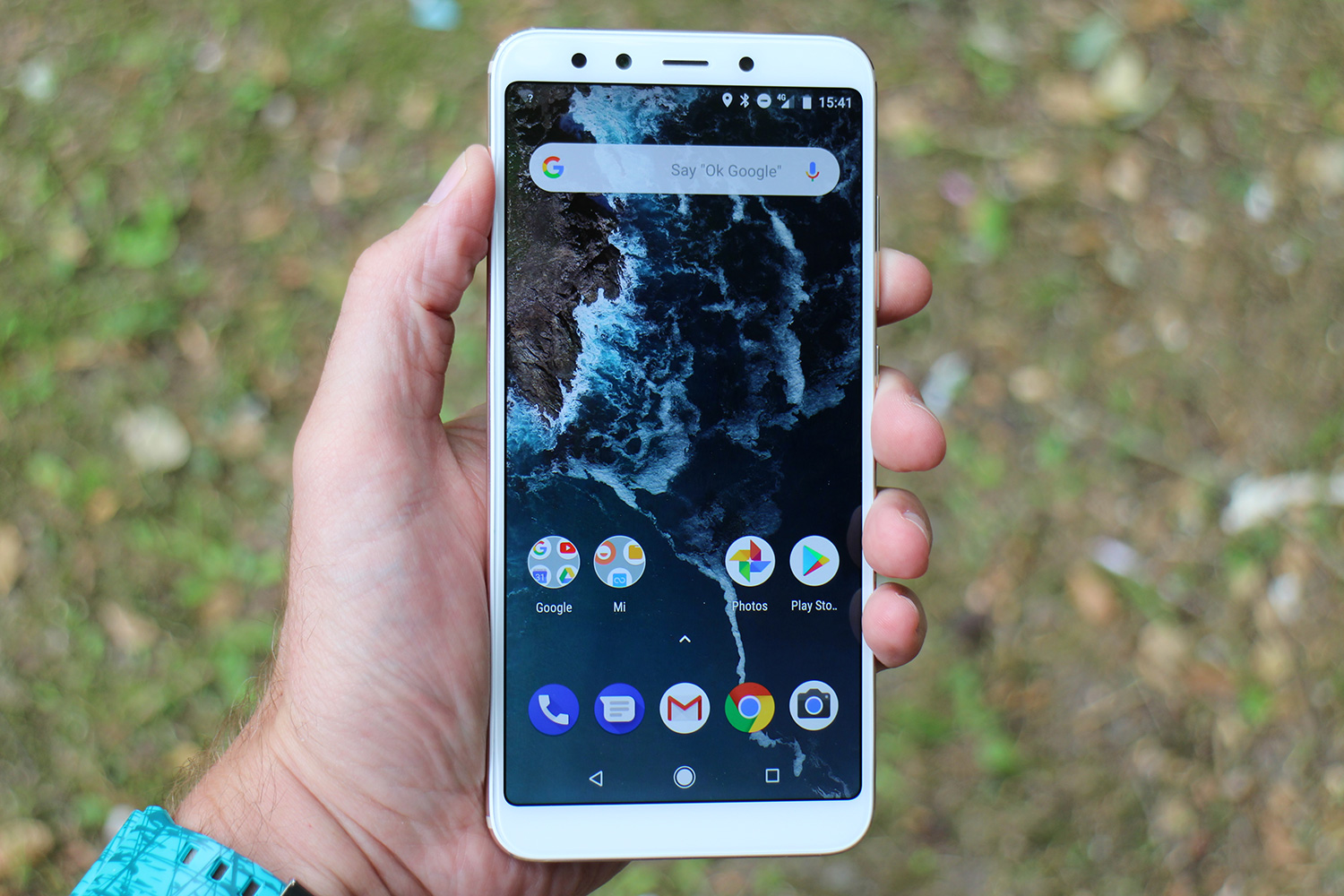 xiaomi mi a2 review hand home screen