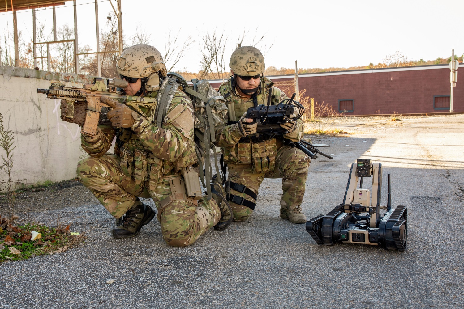 us army scorpion robot soldiers ready