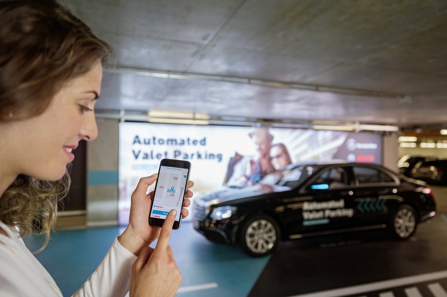 mercedes benz and bosch develop automated parking technology und daimler zeigen fahrerloses parken im realen verkehr  weltpre