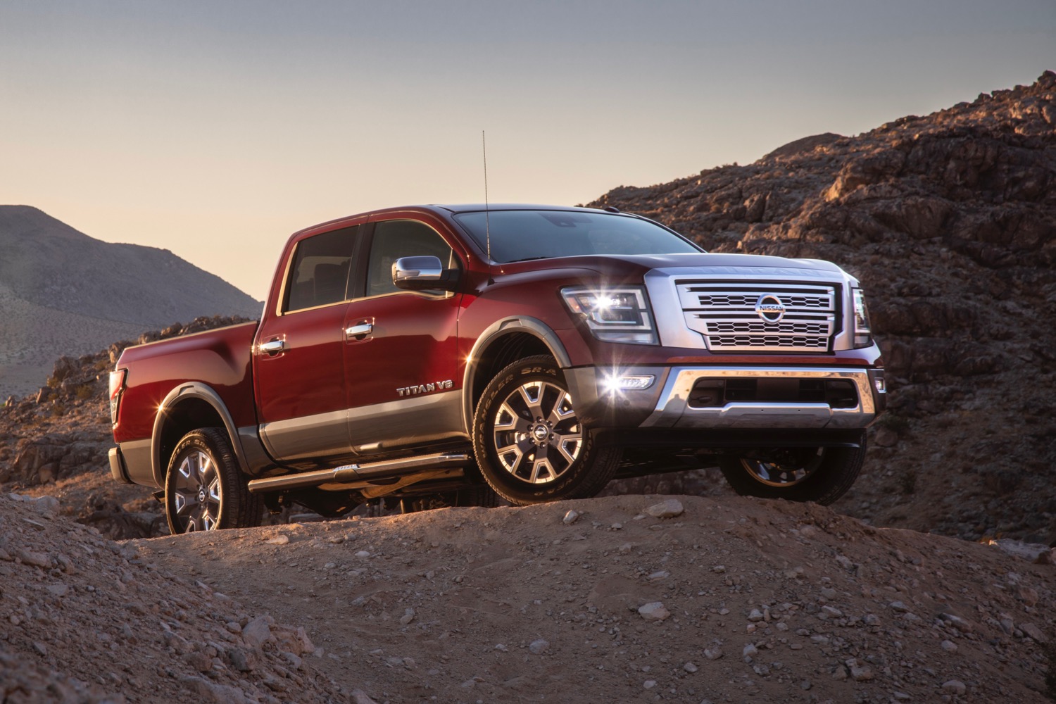 2020 nissan titan photos and specs