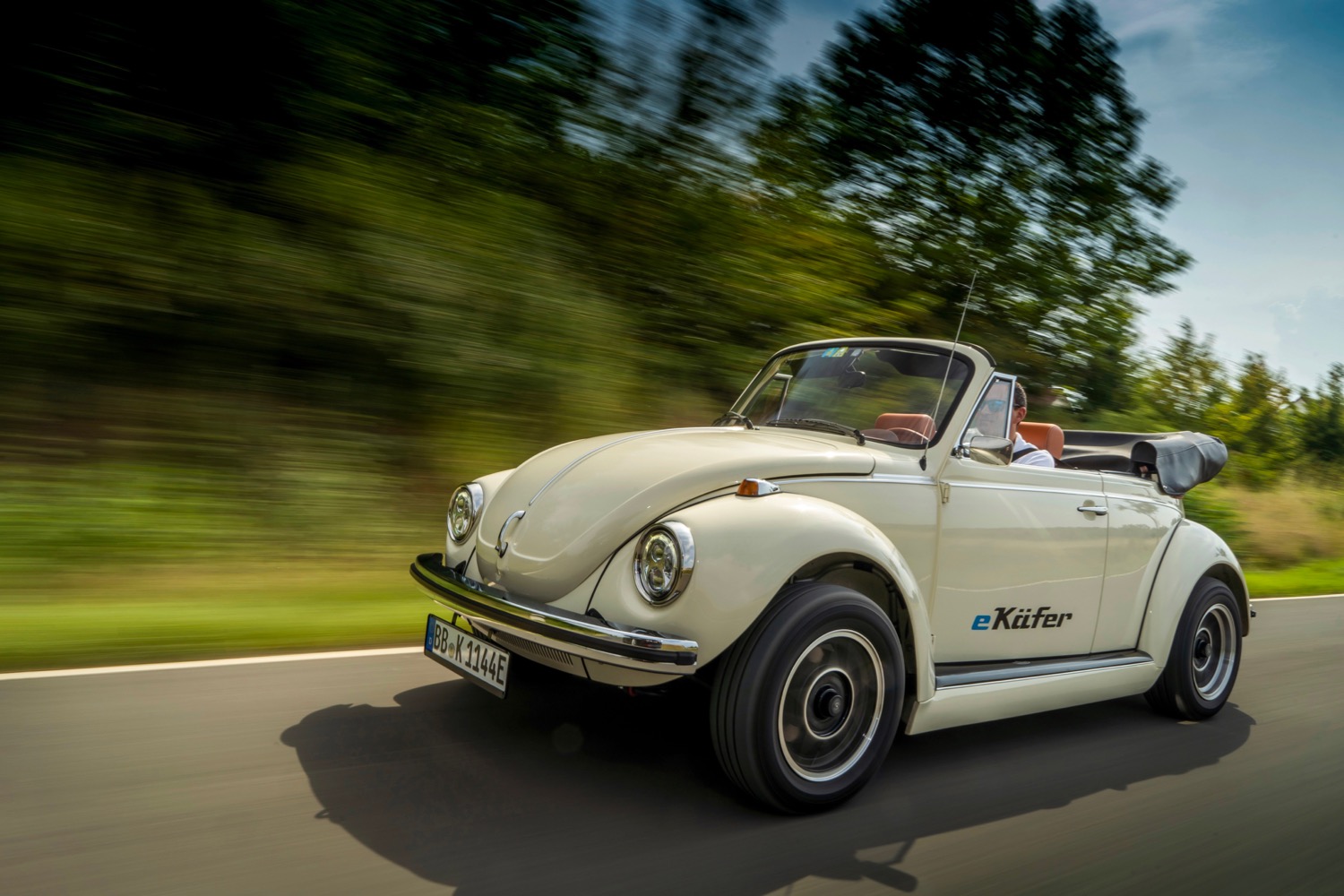 volkswagen updates classic beetles with modern electric powertrains e beetle