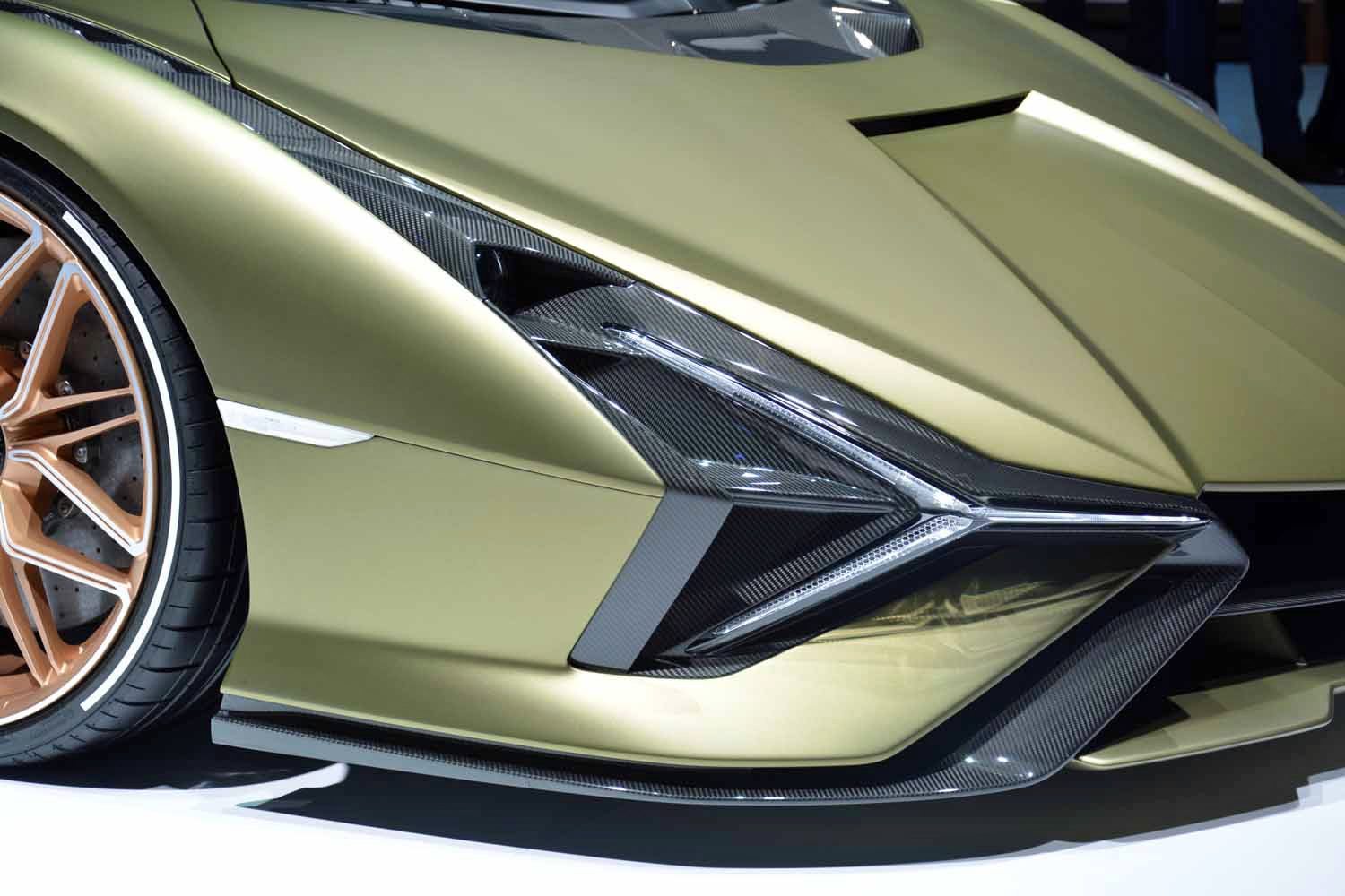 2020 lamborghini sian is a high tech hypercar with hybrid power dt 3