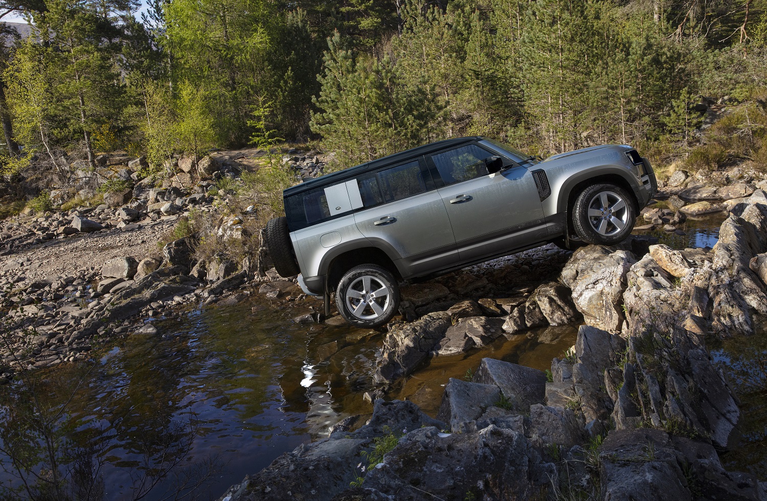 2020 land rover defender boasts rugged style usable tech lr def 20my 110 dynamic 100919 21