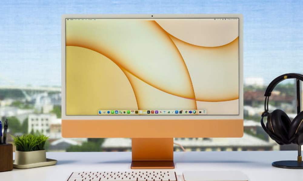 Apple iMac 24 inch placed on a desk in a sunny context.