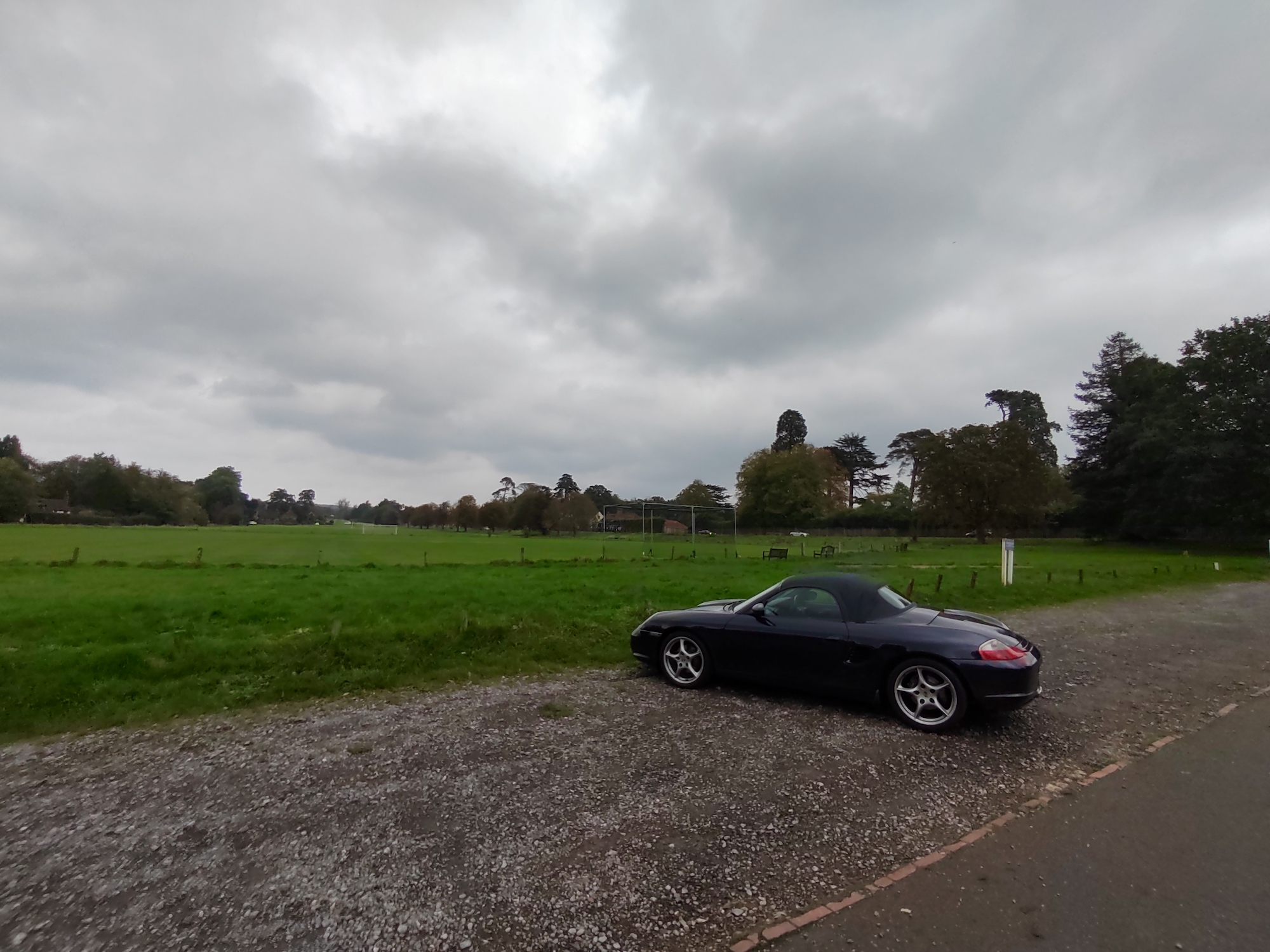 Wide-angle photo of a car taken by the Honor 50.