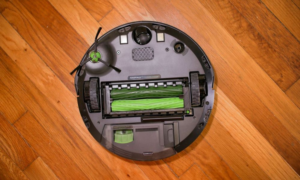 Underside and brushes of iRobot Roomba j7+.