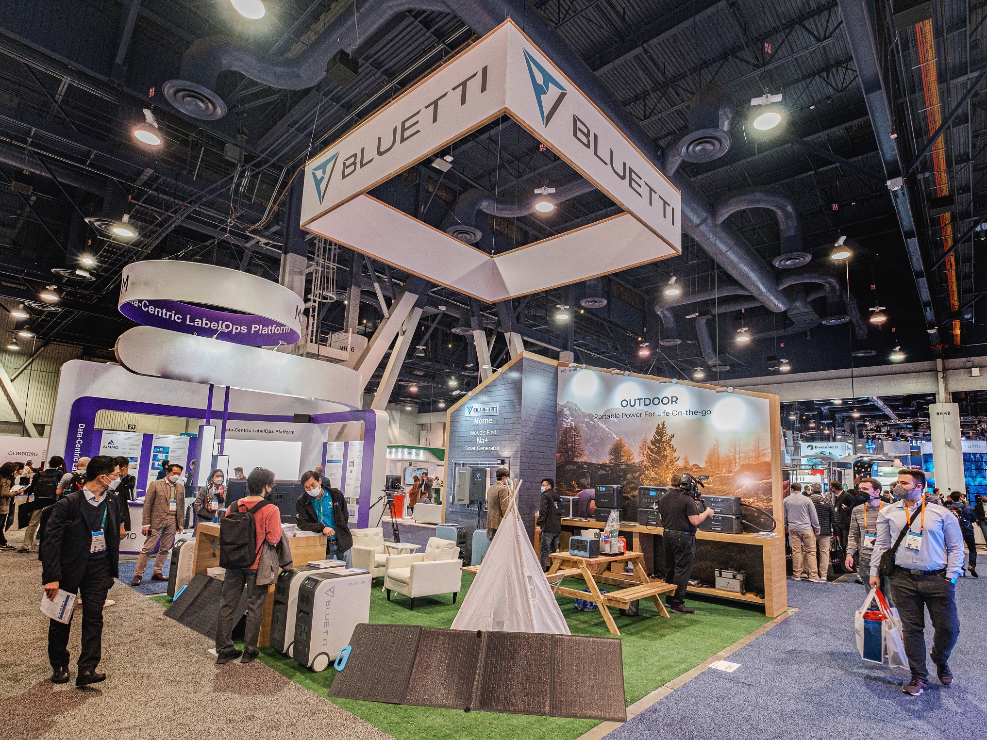 Bluetti demo booth at CES 2022 with attendants.