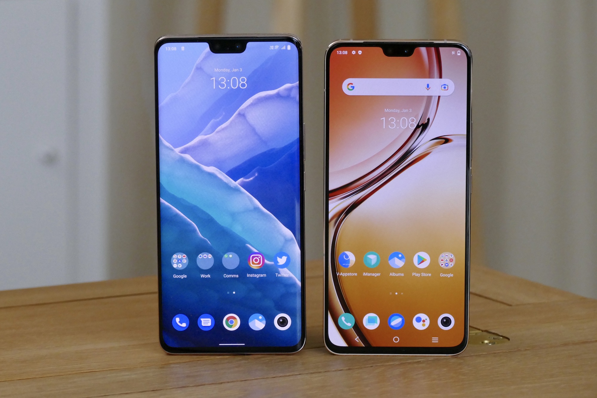 Vivo V23 Pro and V23 screens.