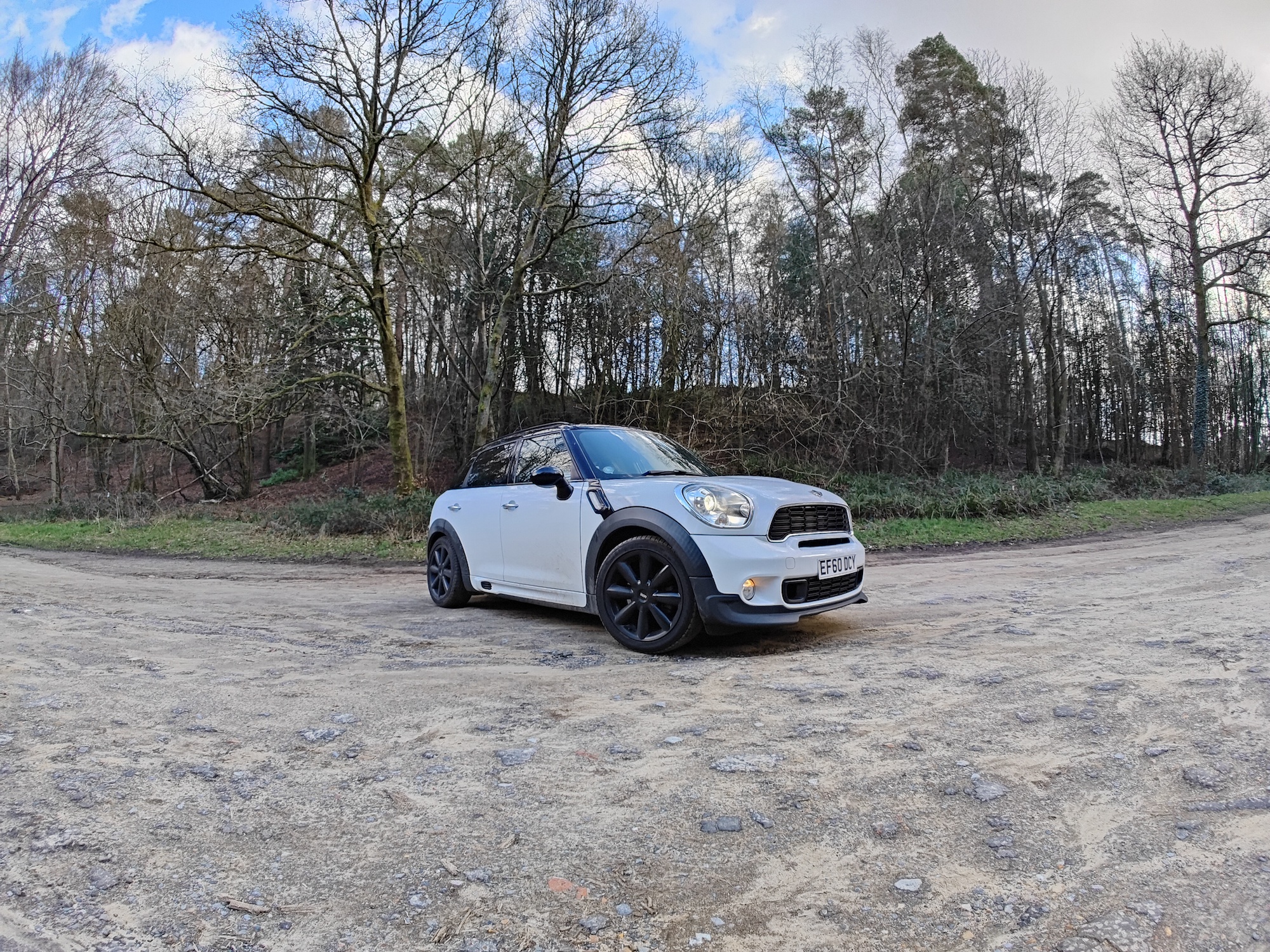 Realme GT 2 Pro wide angle photo of a car.