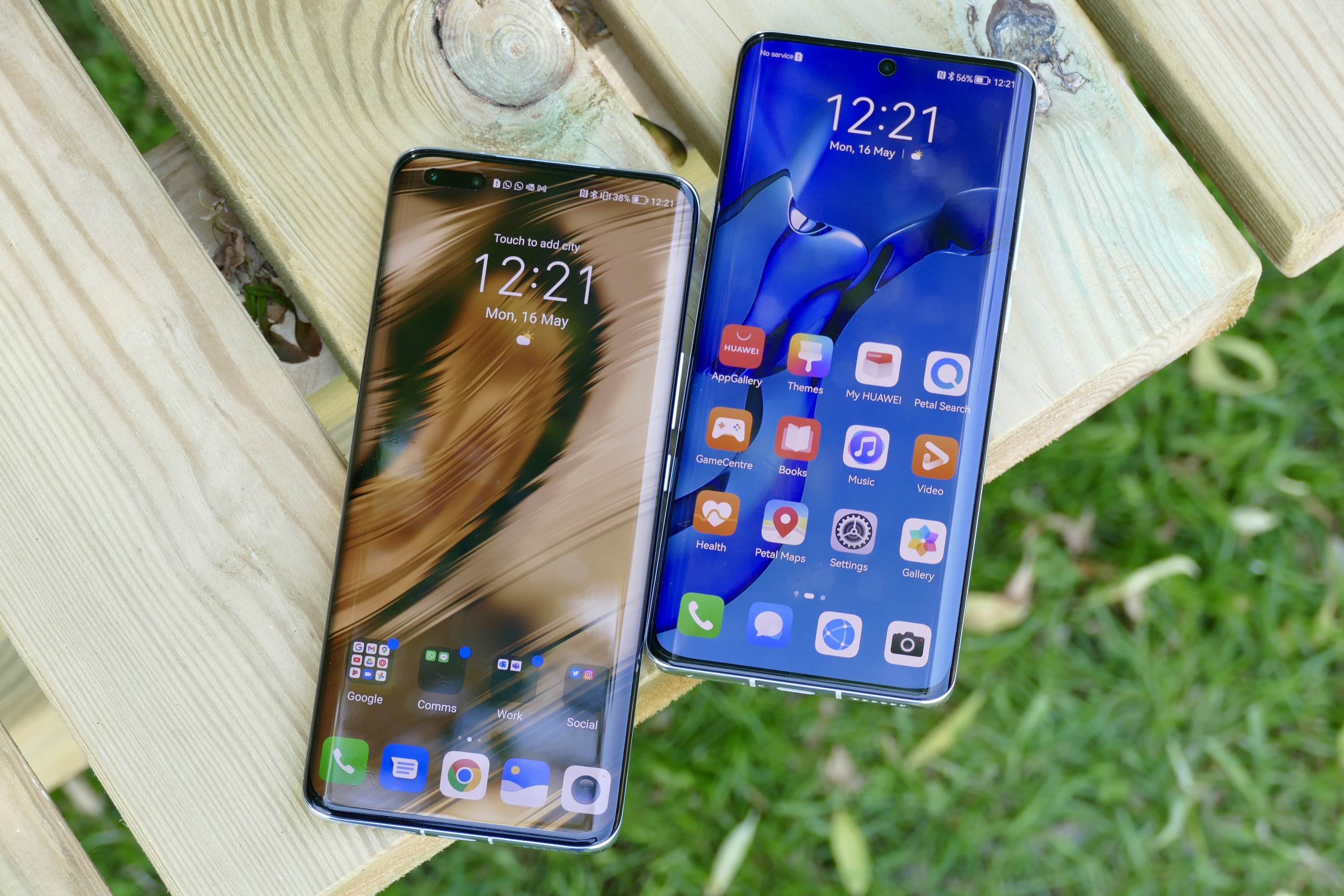 Huawei P50 Pro and Honor Magic4 Pro's screens.