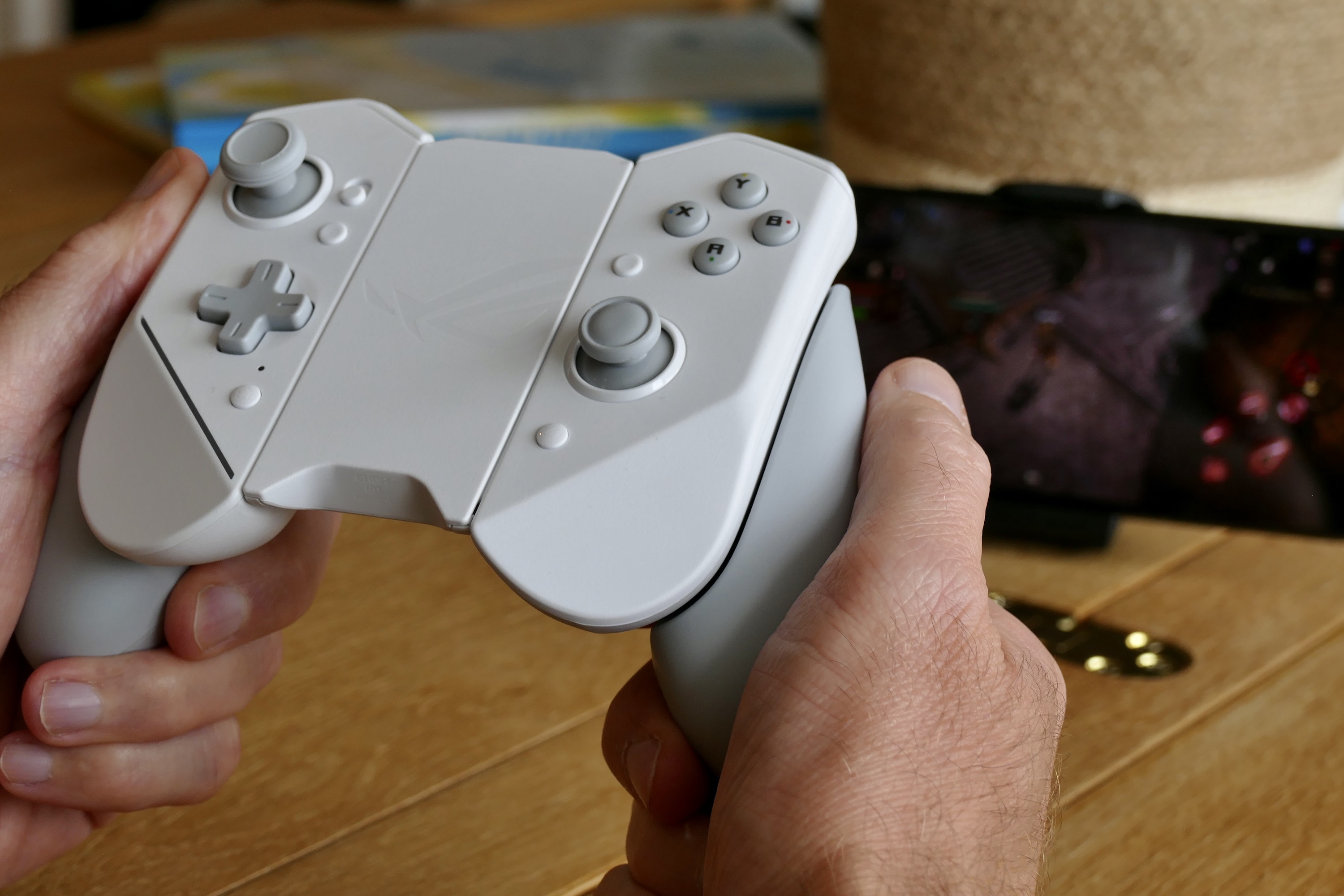 The Kunai 3 controller in wireless mode.