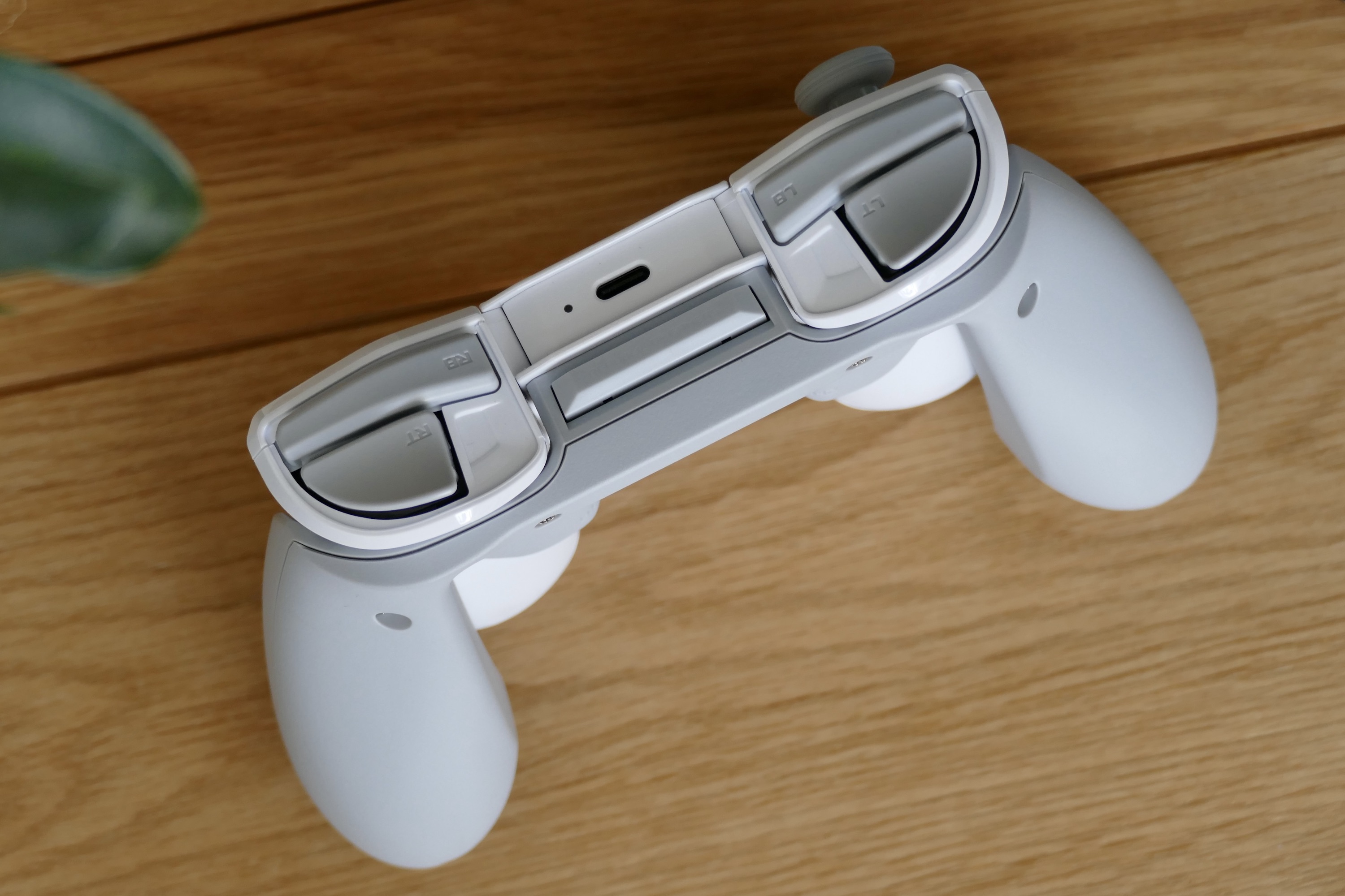 The top of the Kunai 3 controller.