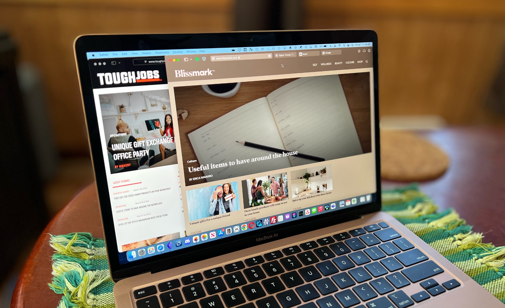 how to disable colored safari toolbar in macos monterey macbook air with open and showing compact tabs