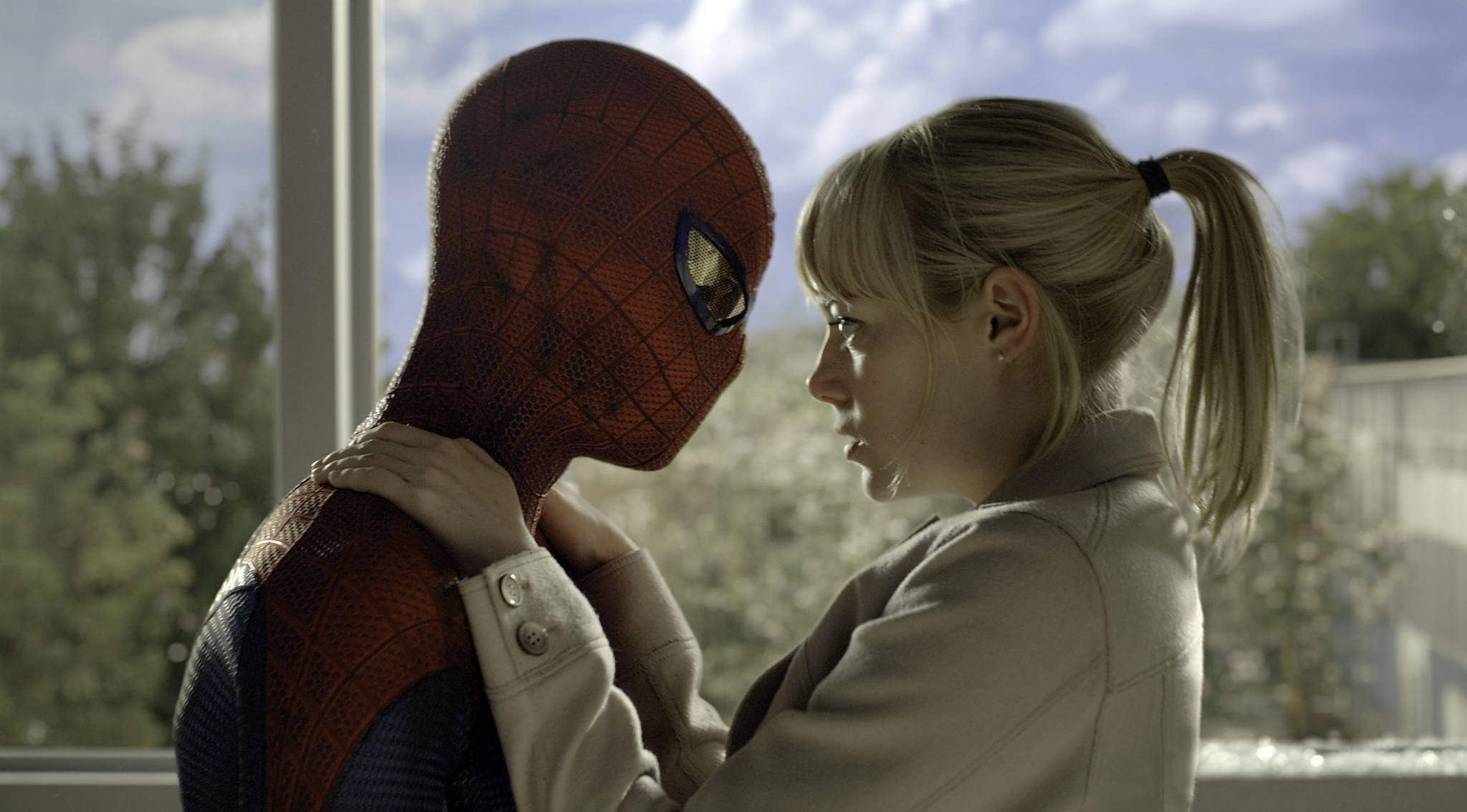 Spider-Man holds Gwen in The Amazing Spider-Man.