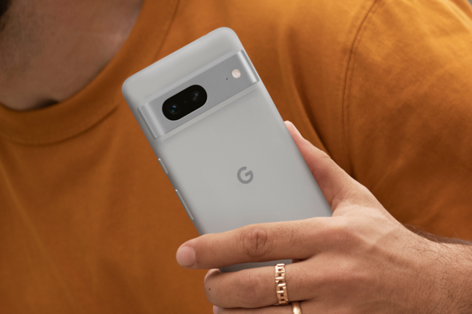 the best google pixel 7 cases and covers man holding feat image