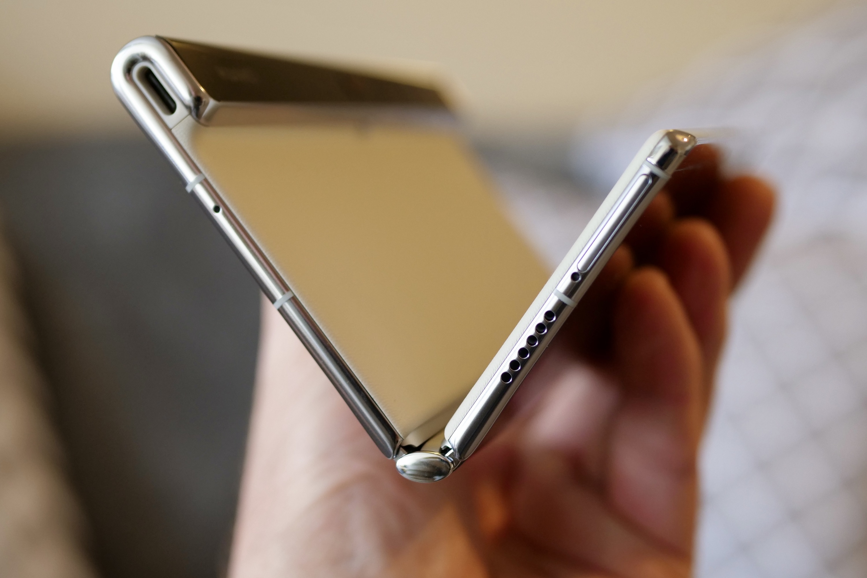 The Huawei Mate Xs 2's hinge.