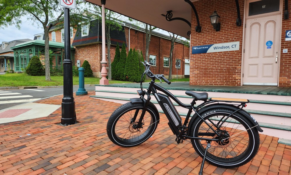 Himiway Cruiser from the left side at a train station.