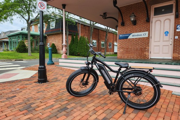 Himiway Cruiser from the left side at a train station.