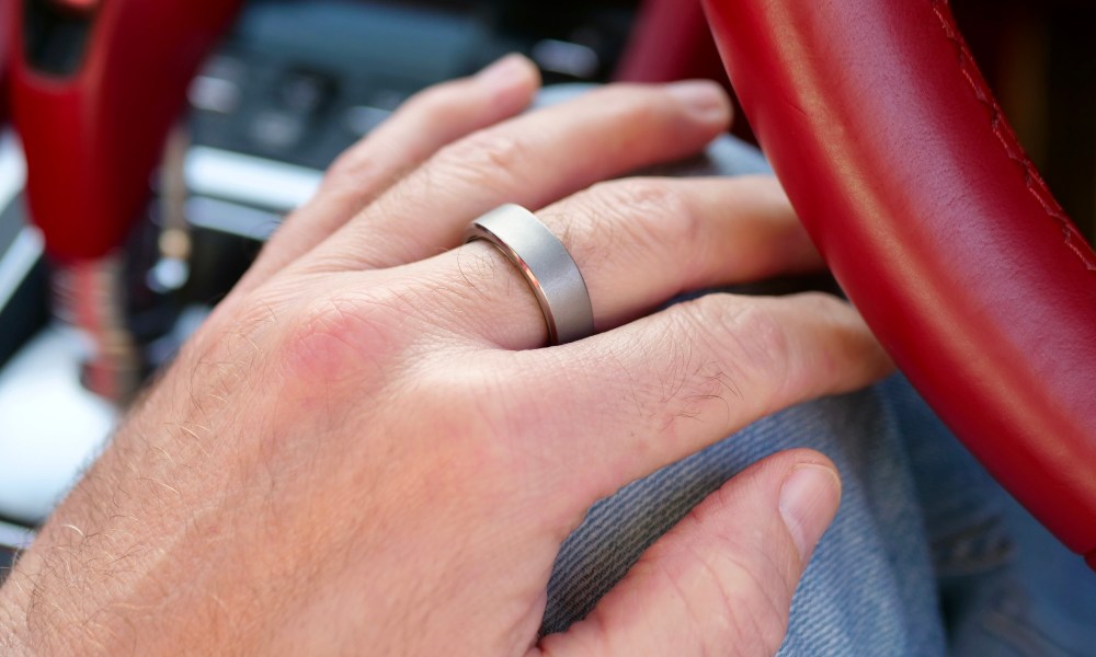 A person wearing the RingConn Smart Ring.