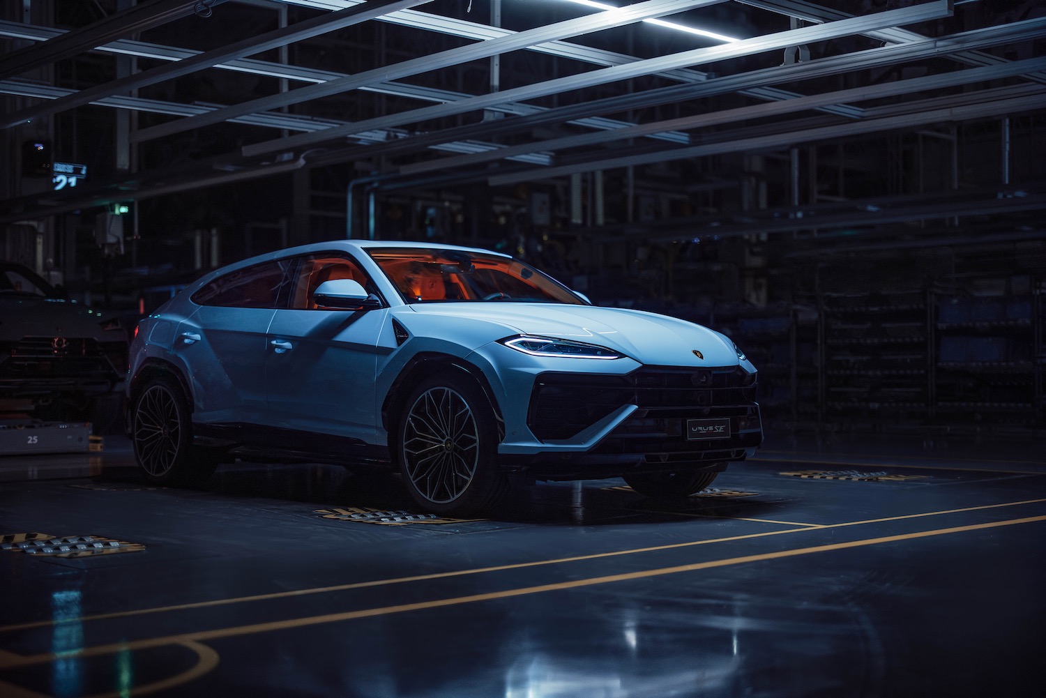 Lamborghini Urus SE front quarter.