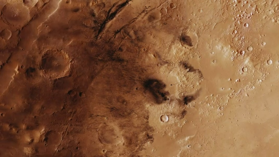 Fly across Nili Fossae with Mars Express.