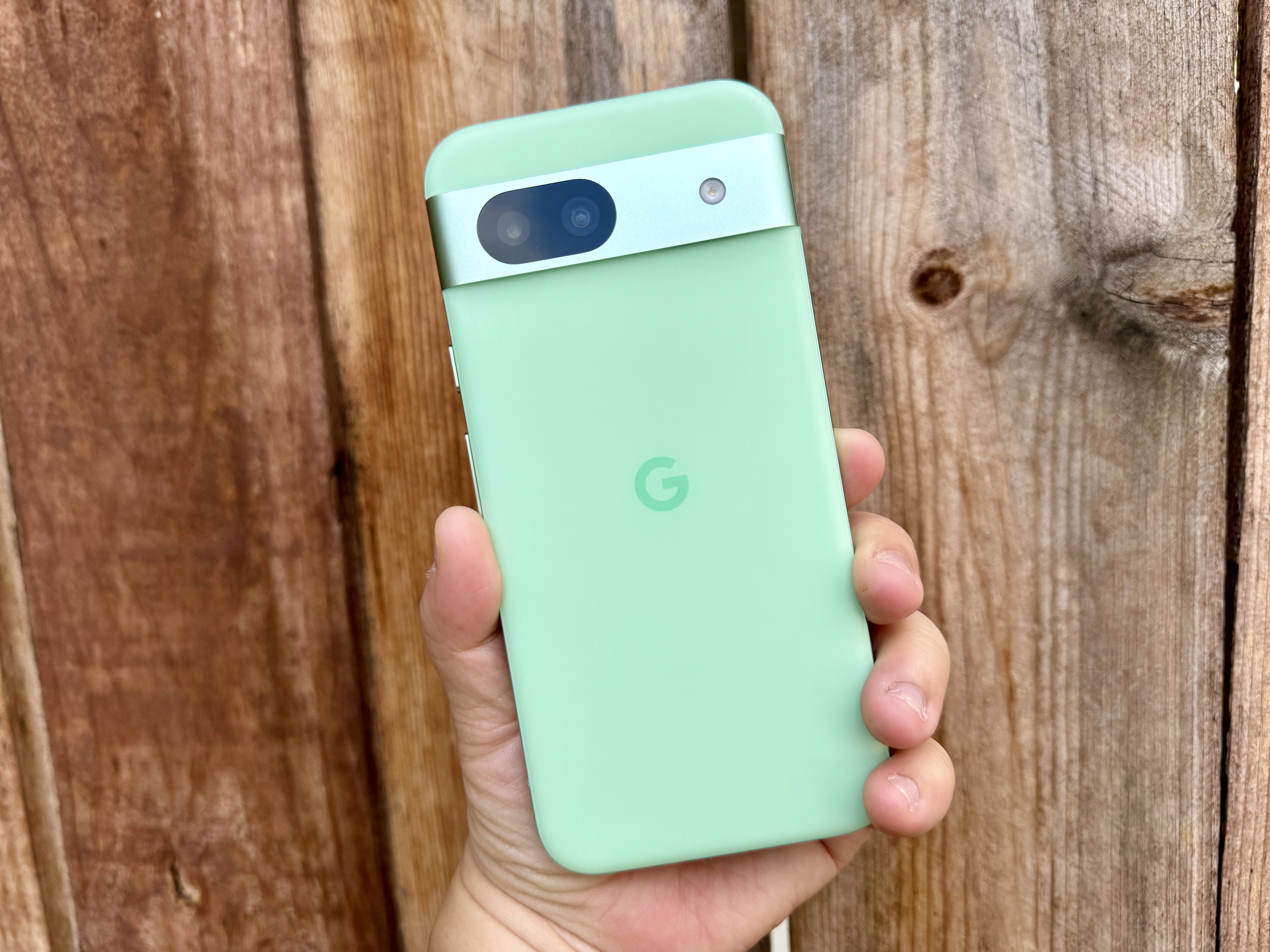 Google Pixel 8a in Aloe.