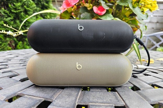 Beats Pill (2024) in Champagne/Gold and matte black.