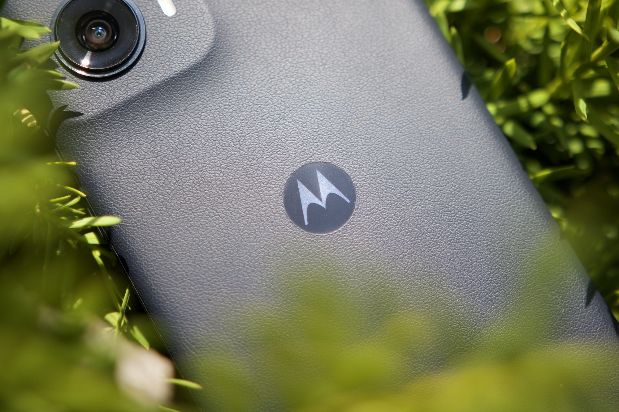 A close-up of the Motorola "M" logo on the Motorola Edge (2024).