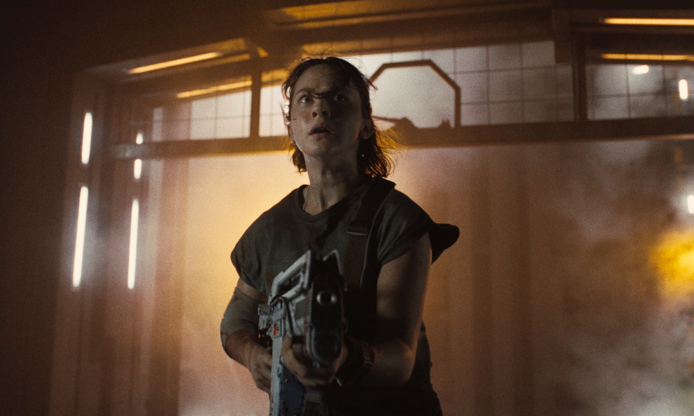 Cailee Spaeny holds a pulse rifle in Alien: Romulus.