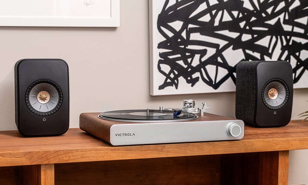 [EMBARGOED IMAGE – 08/02] The Victrola Stream Sapphire wireless turntable on a table with a pair of wireless speakers.