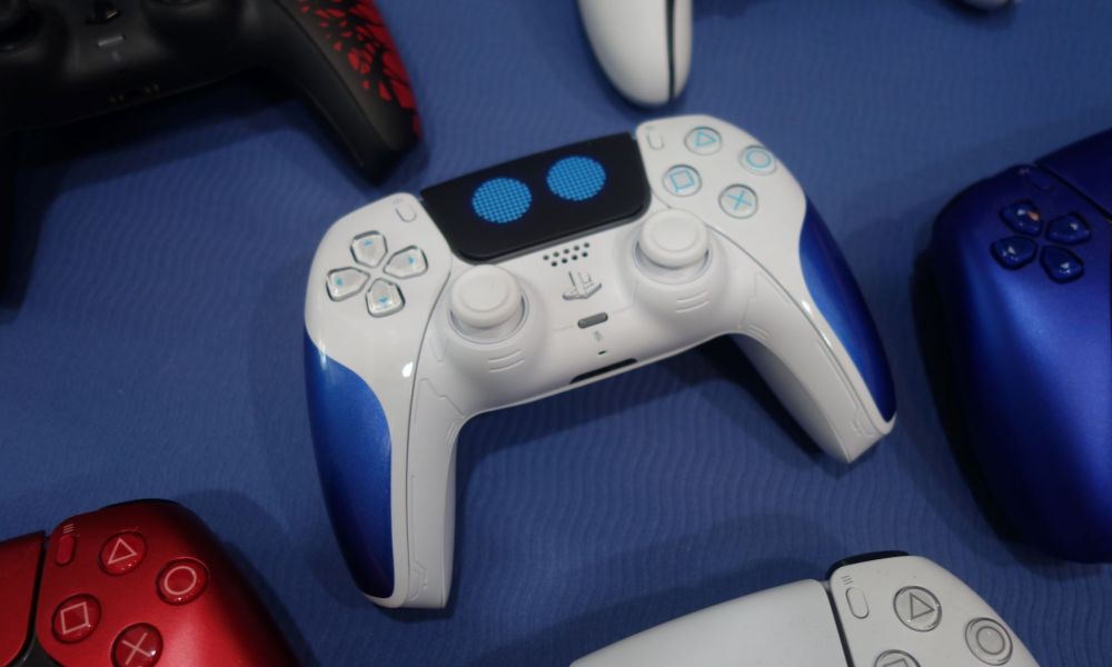 The Astro bot DualSense sits in a pile of controllers.