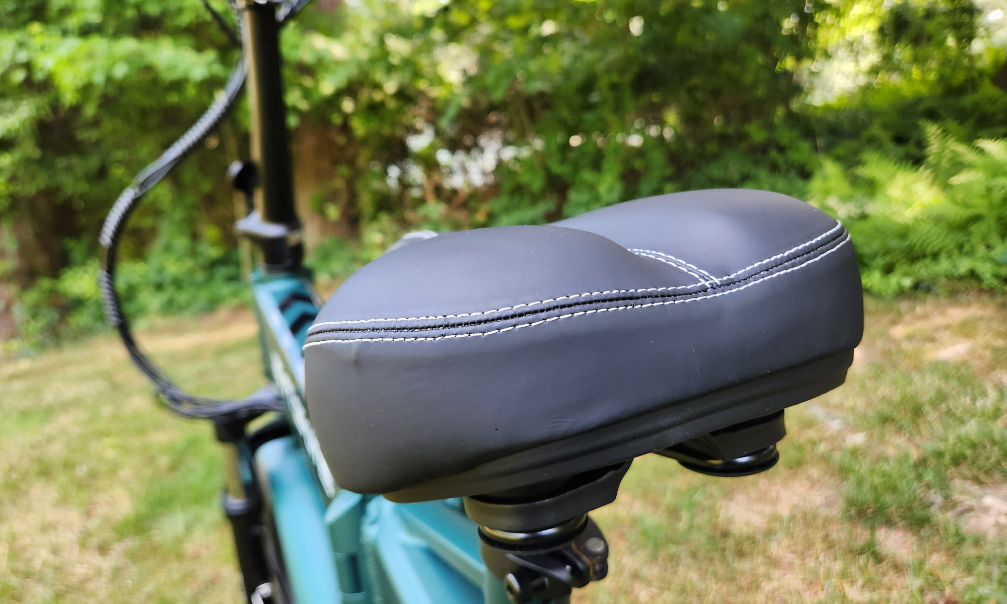 Engwe Engine Pro 2.0 folding bike plush standard seat.