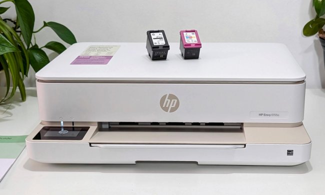 HP's low-profile Envy 6155e sits on a white printer stand.