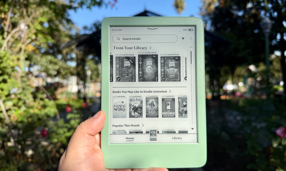 Amazon Kindle (2024) in Matcha Green.