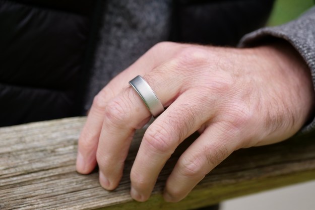 A person wearing the Oura Ring 4.